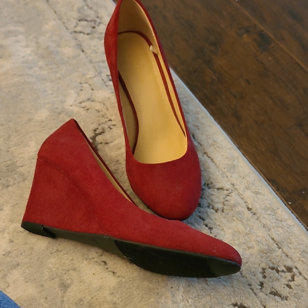 Attention Red Wedge Shoes with Suede Finish